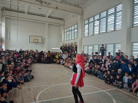 Mirishkor tumanidagi maktablarda spektakl namoyishi