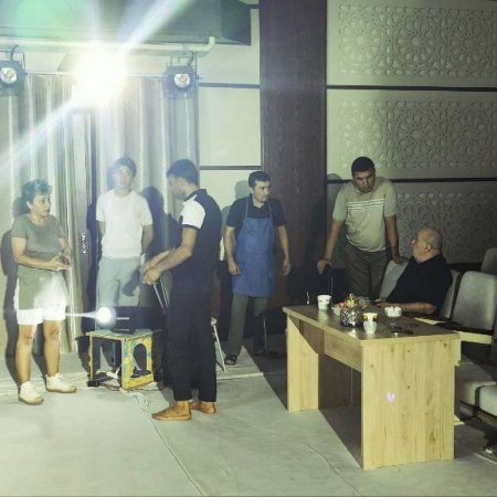 Teatrning 2024-yil repertuar rejasidan o'rin olgan "Salom mening soyam" spektaklining sahnalashtirish jarayonidan foto lavhalar