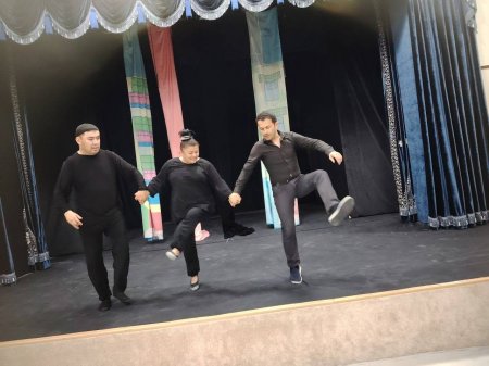 To'rt egizak nomli spektaklimizning repetitsiya jarayonlari sahnaga ko'chdi.