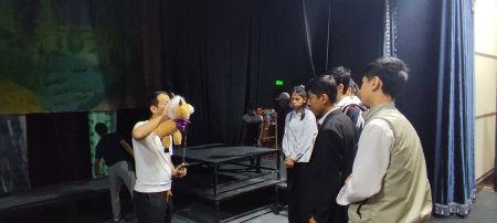 Qarshi ixtisoslashtirilgan san'at maktabining Qo'g'irchoq teatri aktyorligi yo'nalishida taxsil oluvchi 10 sinf o'quvchilari Teatrimizga ilmiy safar bilan tashrif buyurishdi.