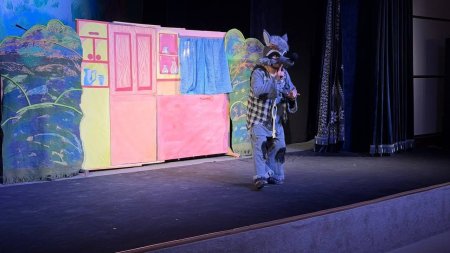 21-fevral kuni soat 11:00 da teatr sahnasida spektakl namoyish etildi.