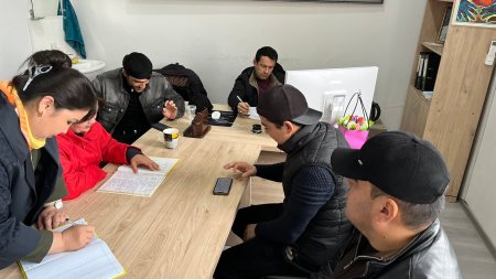 Qashqadaryo viloyati qo�g�irchoq teatrida joriy yilning 2-choragi uchun rejalashtirilgan "Tuyaqush bosh ko'tardi" yangi spektakl sahnalashtirilmoqda.