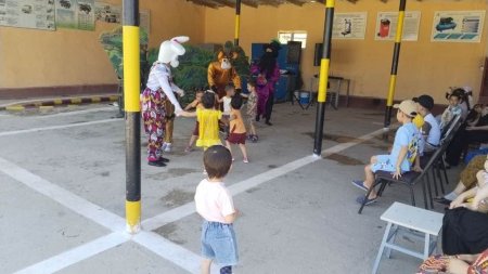 Chegara oldi hududi xizmat qilayotgan harbiylar farzandlari uchun spektakl anmoyish etildi.